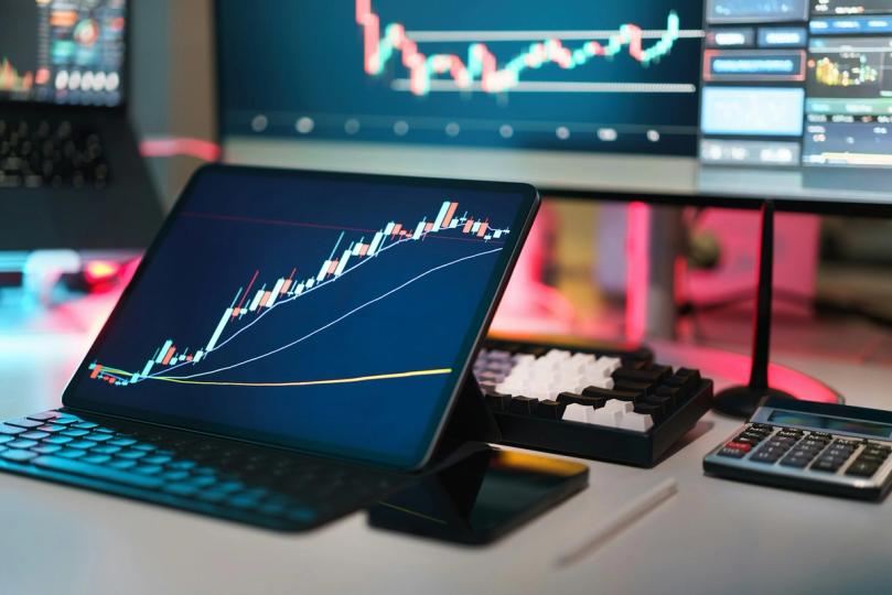 Bitcoin stagne autour de 64 000$ malgré une sixième semaine consécutive de sorties sur les ETF