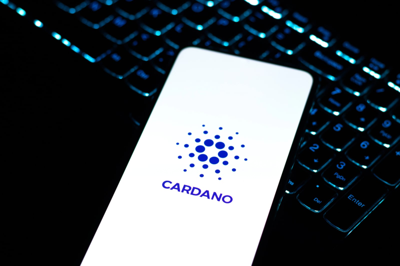 La chaîne YouTube de Cardano et Charles Hoskinson piratée : vigilance sur les liens frauduleux
