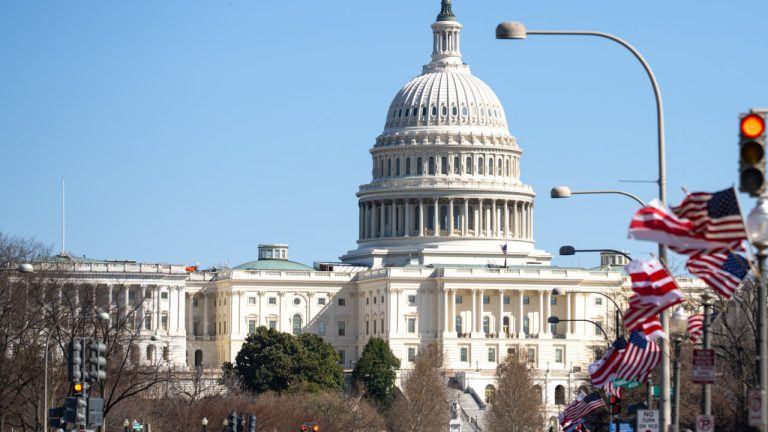 Le CLARITY Act rate la date du 4 juillet, la fenêtre pour son adoption se réduit à 25 jours