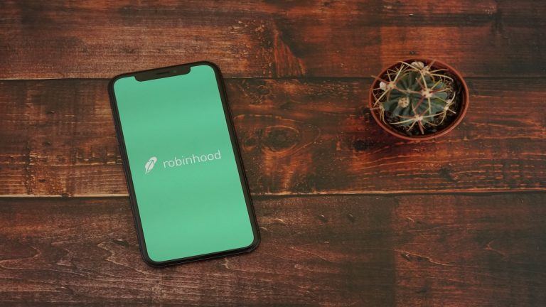 Robinhood Chain franchit les 3 milliards de dollars de volume DEX en 24h, Uniswap dépasse 1 million de dollars de burn UNI