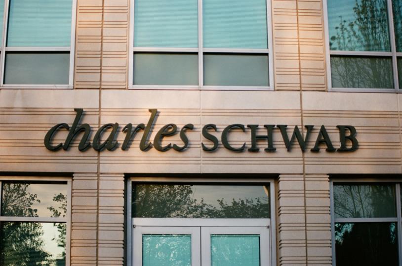 Schwab entre dans la course des marchés prédictifs avec des options sur événements S&P 500