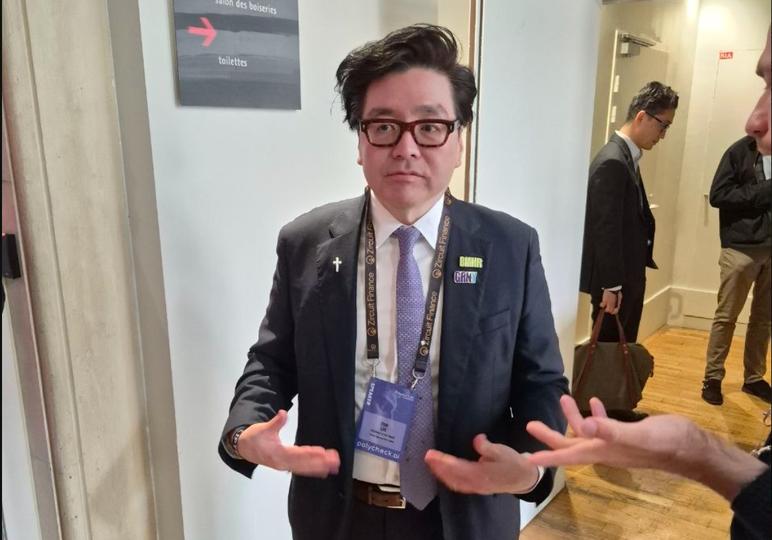 Tom Lee relativise la vente de bitcoins de Michael Saylor : un comportement classique de creux de marché