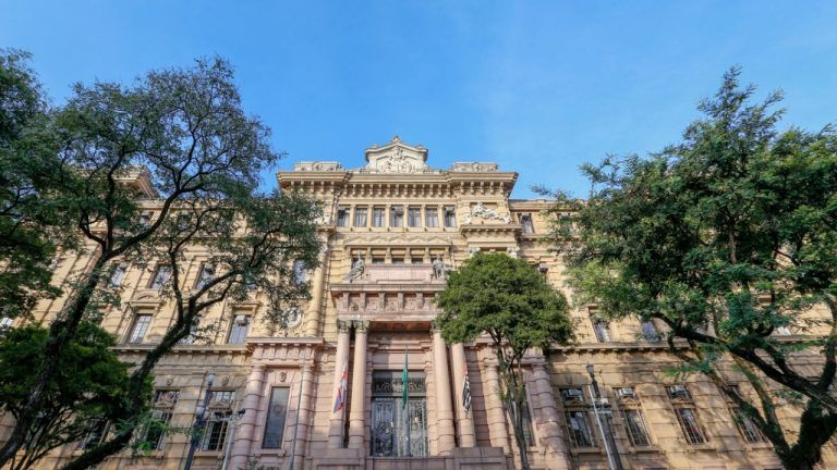 Tribunal de São Paulo condamne Coinbase dans une affaire majeure liée à un piratage en self-custody